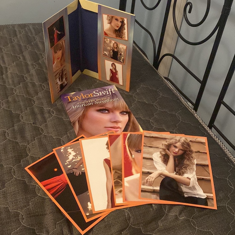 Taylor Swift: Country Music's American Sweetheart, Includes 6 FREE 8x10 Prints